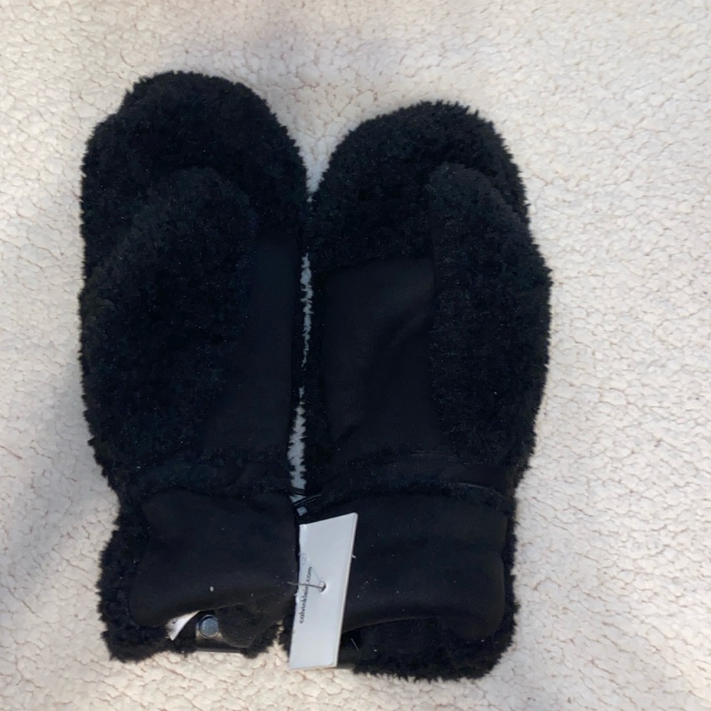 🚫SOLD🚫Calvin Klein Black Sherpa Fleece Winter Mittens – Adjustable Cuff – NWT